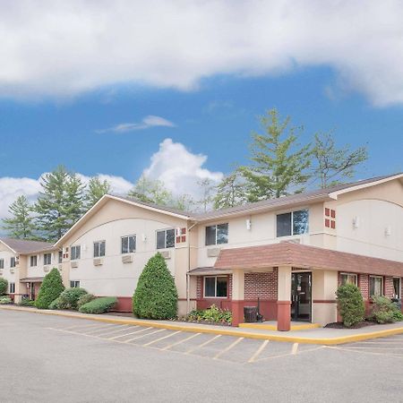 Super 8 By Wyndham Queensbury Glens Falls Exterior foto